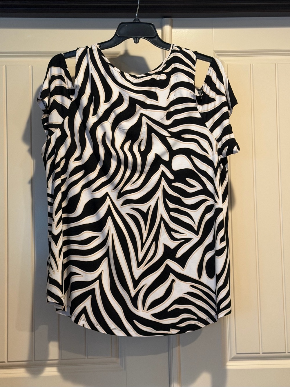 🦓 JM Collection Black and White Zebra-Pattern Cold-Shoulder Top - Picture 2 of 5